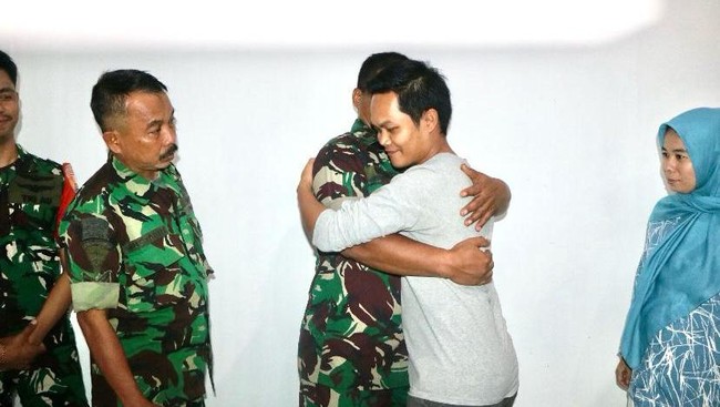 Cekcok antara seorang sopir taksi online dengan tiga anggota TNI di Bandara Sultan Hasanuddin, Makassar, berakhir damai.