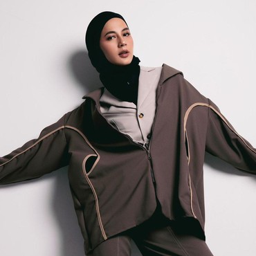 Tangis Paula Verhoeven Menyesal Tak dari Dulu Belajar Agama & Berhijab