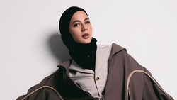 Tangis Paula Verhoeven Menyesal Tak dari Dulu Belajar Agama & Berhijab