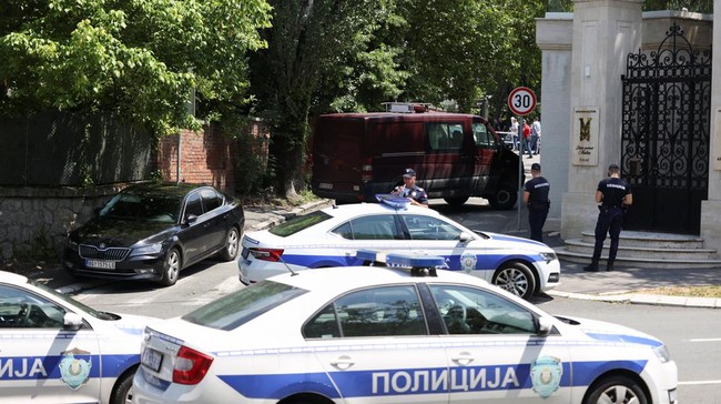 Dua orang laki-laki ditahan setelah seorang pria menyerang seorang polisi di Kedutaan Besar Israel di Belgrade, Serbia.
