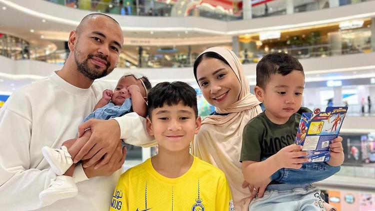 Raffi Ahmad dan Nagita Slavina bersama ketiga anak mereka.