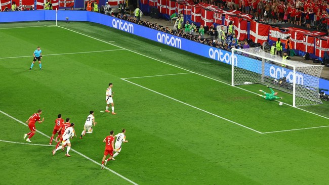 Duel Jerman vs Denmark pada babak 16 besar Euro 2024 diwarnai dua kontroversi. Keputusan VAR jadi petaka bagi Denmark namun jadi kado indah bagi Jerman.