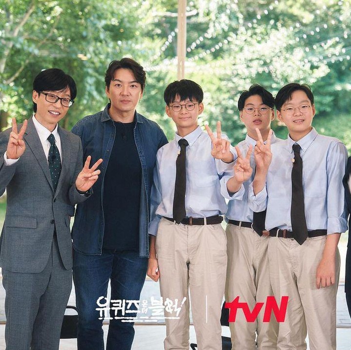 <p>Penampilan Song Triplets mencuri perhatian nih. Ketiganya memiliki postur yang tinggi, bahkan sudah melebihi tinggi sang ayah. Hal tersebut membuat para penggemar kaget lho. "Sekarang tingginyaya sepantaran appanya apa gak nangis akuuuu," kata akun @fi*** di Instagram. (Foto: Instagram @youquizontheblock)</p>
