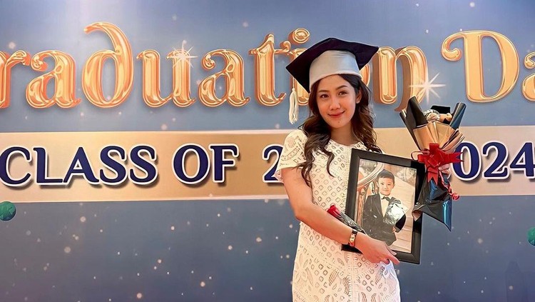 Tangis Tamara Tyasmara di Wisuda Almarhum Dante, Hanya Bisa Peluk ...