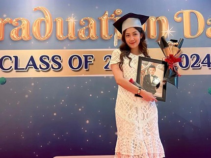 Tangis Tamara Tyasmara di Wisuda Almarhum Dante, Hanya Bisa Peluk Sahabat Sang Putra