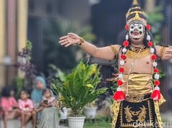 Mengintip Sisi Lain di Balik Tari Topeng Kona Bondowoso