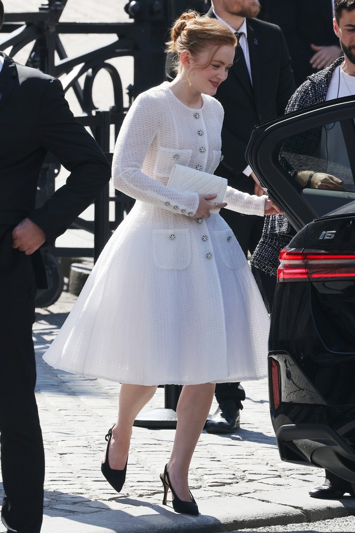 PARIS, FRANCE - JUNE 25: Sadie Sink attends the Chanel Haute Couture Fall/Winter 2024-2025 show as part of Paris Fashion Week on June 25, 2024 in Paris, France. (Photo by Neil Mockford/GC Images) Street Style Selebriti di Paris Couture Week 2024