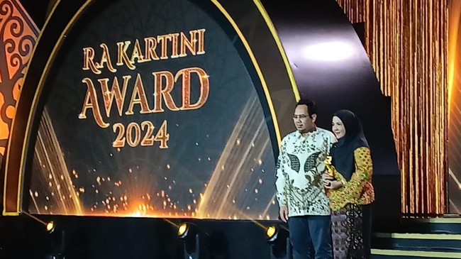 Wali Kota Bandar Lampung Eva Dwiana menorehkan prestasi gemilang dengan meraih penghargaan Outstanding Innovation In Local Government di ajang Kartini Awards.