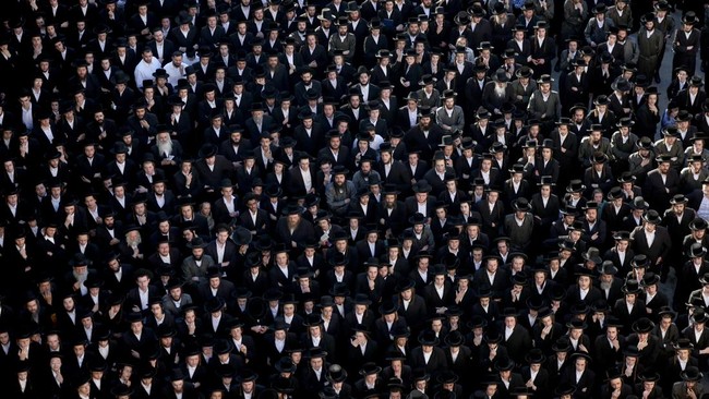 Kelompok Yahudi ultra-ortodoks Heredi unjuk rasa usai diwajibkan ikut wajib militer Israel.