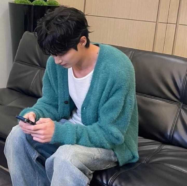 <p>Byeon Woo Seok juga mengunggah foto dirinya ketika menunggu acara fan meeting dimulai. Meskipun hanya menggunakan outfit kasual, yakni kaos putih berlapis knitted cardigan, Byeon Woo Seok tetap terlihat memikat, ya Bunda. (Foto: Instagram @byeonwooseok)</p>