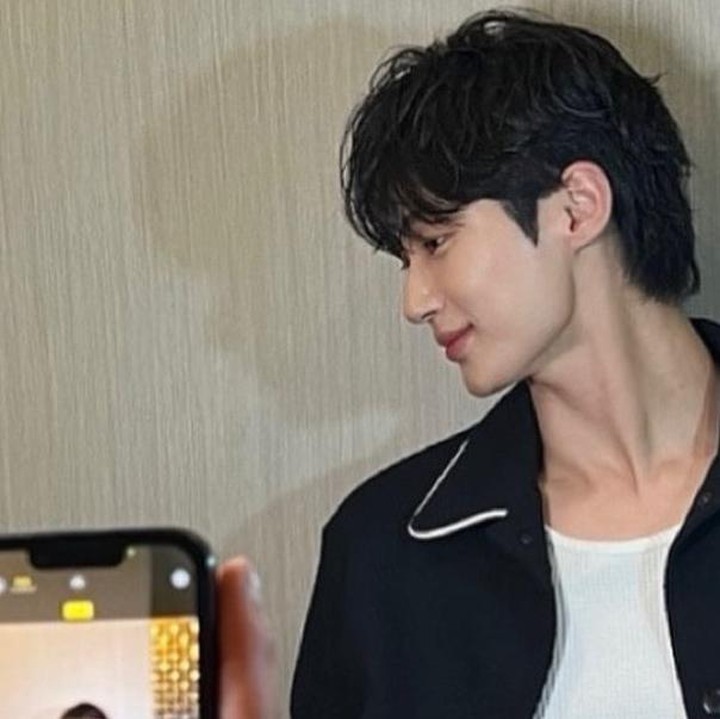 <p>Byeon Woo Seok pun tak lupa menyertakan potret dirinya kepada para penggemar. Laman Instagram aktor ini banjir pujian serta terima kasih dari para penggemar di Jakarta yang begitu senang atas acara fan meeting tersebut. (Foto: Instagram @byeonwooseok)</p>