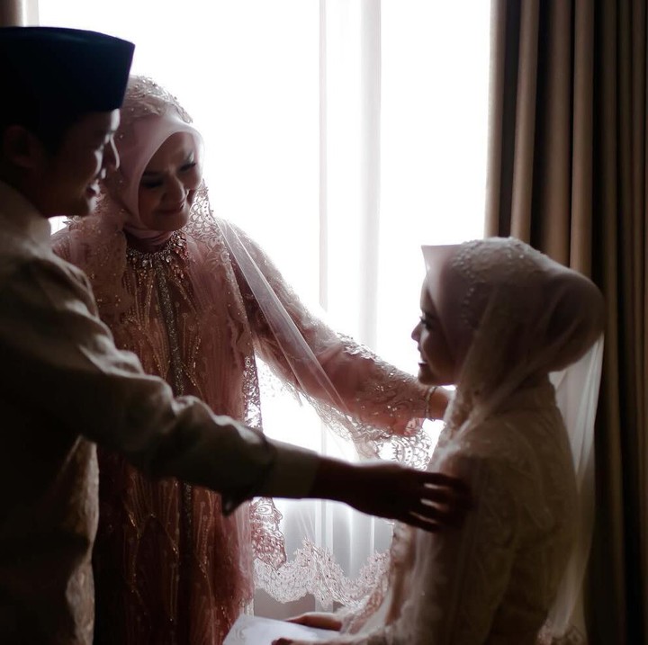 <p>Dalam potret yang dibagikan, terlihat sejumlah momen manis nan haru yang berlangsung selama acara pengajian jelang pernikahan Dea Sahiran dan Chand Kelvin. (Foto: Instagram @deasahirah @chand_kelvin)</p>