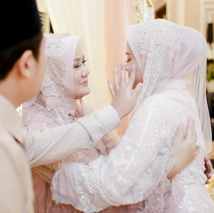 <p>Dea Sahirah tak bisa menahan air matanya ketika bersimpuh dan meminta restu di hadapan keluarga besarnya, Bunda. (Foto: Instagram @deasahirah @chand_kelvin)</p>