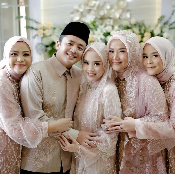 <p>Acara pengajian tersebut dihadiri oleh keluarga besar Dea Sahirah. Ia membagikan momen pengajian ke akun media sosial pribadinya. "Pengajian menjelang pernikahan," tulis Dea dalam unggahan fotonya. (Foto: Instagram @deasahirah @chand_kelvin)</p>