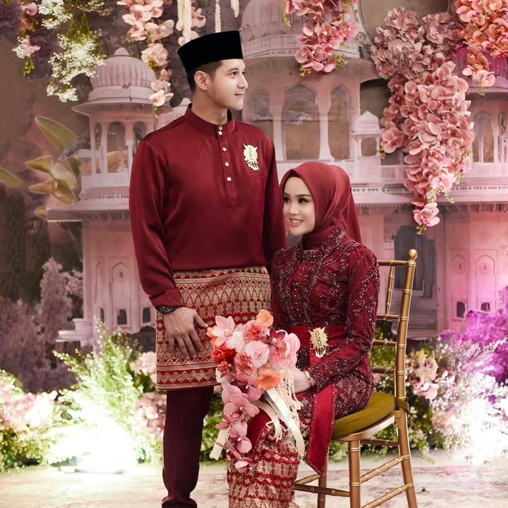 <p>Akan menikah pada 7 Juli mendatang, Chand Kelvin dan Dea Sahirah menjadi buah bibir karena terpaut usia 12 tahun. Namun, hal itu tak membuat mereka mengurungkan niat untuk melangkah ke jenjang pernikahan. "Saya orangnya harus punya target gitu kan. Target menikah walaupun waktu itu masih cukup jauh dengan cukup sangat matang seperti sekarang ini, dan saya beda 12 tahun sama istri saya. Ya nggak apa-apa, tapi memang sudah takdir dari Allah," ungkap Chand Kelvin, dikutip dari <em>detikcom.</em> (Foto: Instagram @deasahirah @chand_kelvin)</p>