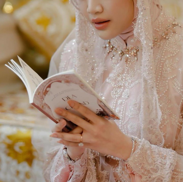 <p>Tak lama lagi, Dea Sahirah akan segera menikah dengan Chand Kelvin. Menjelang hari pernikahan, Dea terlebih dahulu menggelar acara pengajian. (Foto: Instagram @deasahirah @chand_kelvin)</p>