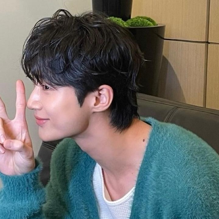 <p>Di sela menanti fan meeting di Jakarta dimulai, pria kelahiran tahun 1991 ini menyempatkan untuk berpose mengabadikan potret dirinya dengan melalui kamera kru. Senyum yang terpatri di wajah tampannya tampak manis, ya Bunda. (Foto: Instagram @byeonwooseok)</p>
