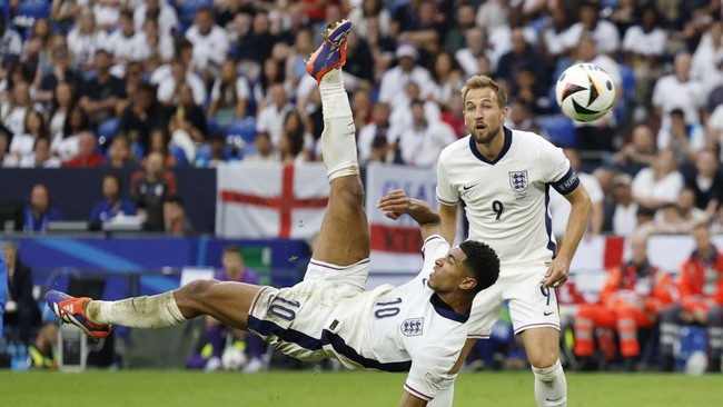 Pemain timnas Inggris, Jude Bellingham bawa-bawa nama Cristiano Ronaldo usai cetak gol salto saat lawan Slovakia pada 16 besar Euro 2024, Minggu (30/6) lalu.