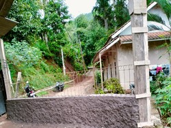Tak Mau Rumah Rusak Jadi Alasan Jalan Aspal Tasikmalaya Ditembok