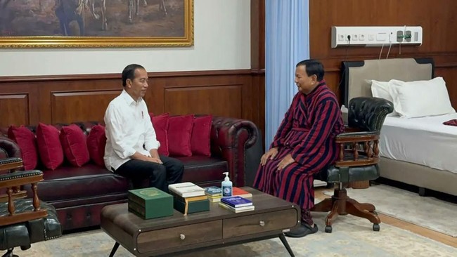 Jokowi mengatakan operasi yang dijalani Prabowo Subianto di rumah sakit seminggu yang lalu berjalan lancar.