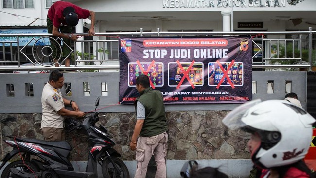 Massa nan mengatasnamakan aliansi mahasiswa se-Indonesia menggelar deklarasi petisi memberantas gambling online di area Bundaran HI.