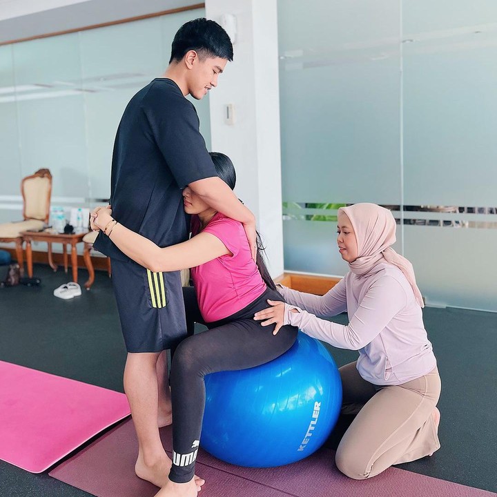<p>Kaesang dan Erina juga melakukan prenatal yoga dengan menggunakan alat bantu gym ball. Perlu diketahui ya, penggunaan gym ball di prenatal yoga dapat mengurangi rasa nyeri punggung selama hamil, serta meringankan nyeri persalinan. (Foto: Instagram @jamilatus.sadiyah)</p>