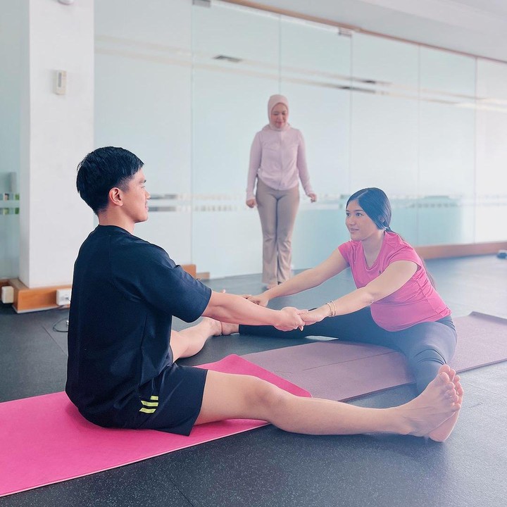 <p>Di kehamilan pertamanya ini, Erina tetap aktif menjalankan aktivitas. Selain mengikuti kelas prenatal yoga bersama suami, belum lama ini ia juga menjadi pembicara di acara talkshow. (Foto: Instagram @jamilatus.sadiyah)</p>
