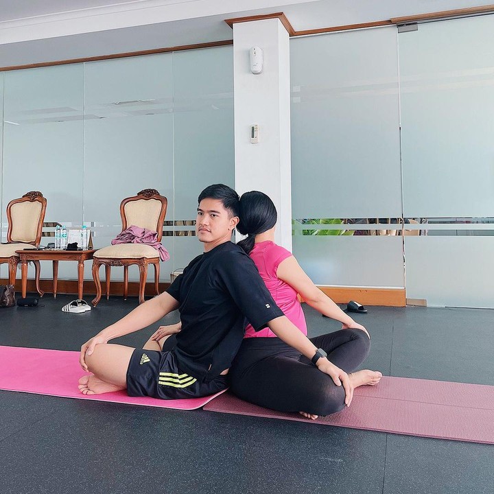 <p>Kaesang dan Erina pertama kali mengumumkan kabar kehamilan ini pada bulan Mei, saat keduanya tengah pergi umrah bersama. Tak lama setelah itu, keduanya mengadakan tasyakuran dan pengajian empat bulanan yang diadakan secara tertutup. (Foto: Instagram @jamilatus.sadiyah)</p>