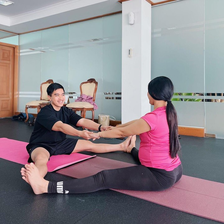 <p>Saat kelas berlangsung, Kaesang juga sempat tersenyum saat melakukan gerakan yoga sambil menatap wajah istrinya. Tampaknya, kelas prenatal yoga kali ini juga menjadi momen untuk memperkuat hubungan emosional antara calon orang tua dan bayinya. Setidaknya, hal tersebut memang menjadi salah satu manfaat dari couple prenatal yoga, Bunda. (Foto: Instagram @jamilatus.sadiyah)</p>