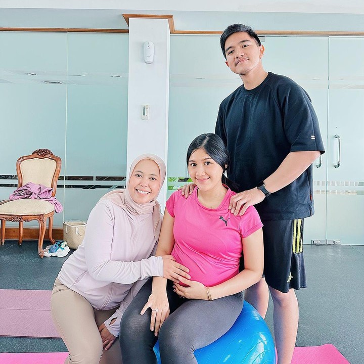 <p>Kaesang Pengarep dan Erina Gudono tengah menanti kelahiran anak pertama, Bunda. Belum lama ini, keduanya menjalani couple prenatal yoga bersama Bidan Jamilatus Sa'diyah atau akrab disapa Bidan Mila dari bumilpamil.id, yang telah banyak membantu persalinan para publik figur. (Foto: Instagram @jamilatus.sadiyah)</p>