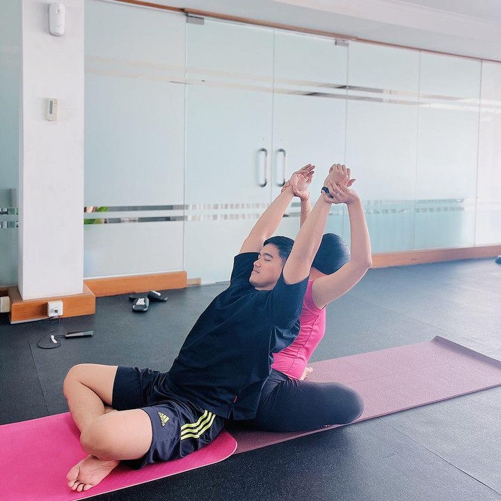 <p>Saat prenatal yoga, Kaesang dan Erina terlihat kompak mengikuti instruksi. Keduanya terlihat sangat serius mengikuti kelas prenatal yoga ini. (Foto: Instagram @jamilatus.sadiyah)</p>