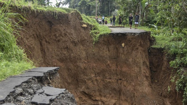 Sebanyak empat jalan penghubung antarkabupaten di wilayah pegunungan Pulau Buru, Maluku, longsor sehingga memutus akses kendaraan.