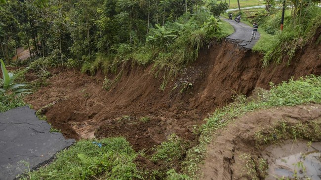 Longsor nan terjadi di Jalan Lintas Sumatera di Desa Luat Lombang, Tapsel, membikin para pengguna jalan mencari jalan pengganti lain.