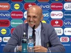 Jempol dan Senyum Spalletti Jawab Kritikan Wartawan soal Italia