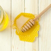 4 Manfaat Madu untuk Wajah yang Jarang Diketahui, Nggak Cuma untuk Sembuhkan Luka!