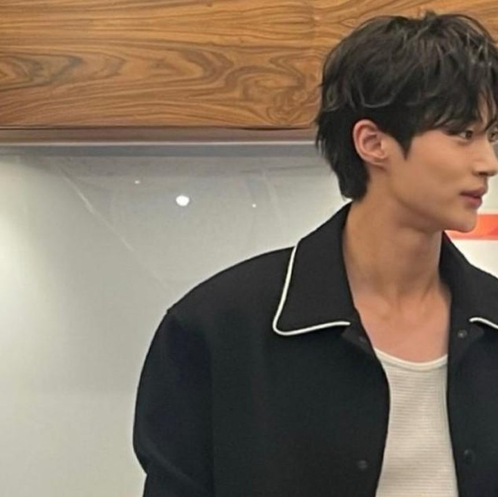 <p>Melewati beberapa sesi acara, Byeon Woo Seok mengganti pakaiannya menjadi kaos putih dan kemeja hitam. Tampilannya kini semakin terlihat menawan, bukan? Penggemar banyak memuji perawakannya yang makin tampan ini, lho (Foto: Instagram @byeonwooseok)</p>