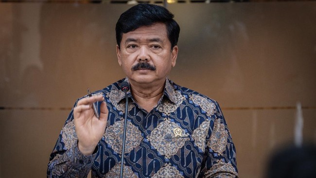 Menko Polhukam Hadi Tjahjanto mengungkap salah satu penyebab Pusat Data Nasional Sementara (PDNS) 2 di Surabaya diretas. Simak penjelasannya.