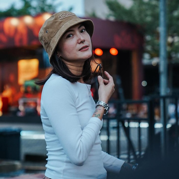 <p>Aktris Poppy Sovia kini sibuk menjalani peran sebagai Bunda yang bekerja. Meski sudah berumah tangga, Poppy Sovia masih tetap aktif di dunia hiburan. (Foto: Instagram @popsovia)</p>