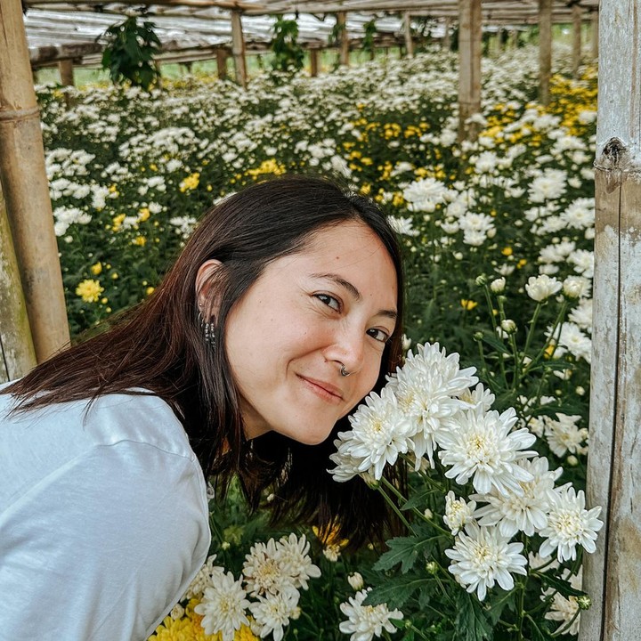 <p>Penampilan Poppy saat ini juga mencuri perhatian netizen. Jika dahulu Poppy dikenal dengan rambut pendek, kini ia telah memanjangkan rambutnya. "Ngikutin dari kak @popsovia belum tatoan, belum nikah, sampai nikah, mulai dari gaya rambut yg brubah-ubah," kata akun @bjrichisaputr*****. "Teh Poppy makin cantik aja," ucap @kikiros****** (Foto: Instagram @popsovia)</p>