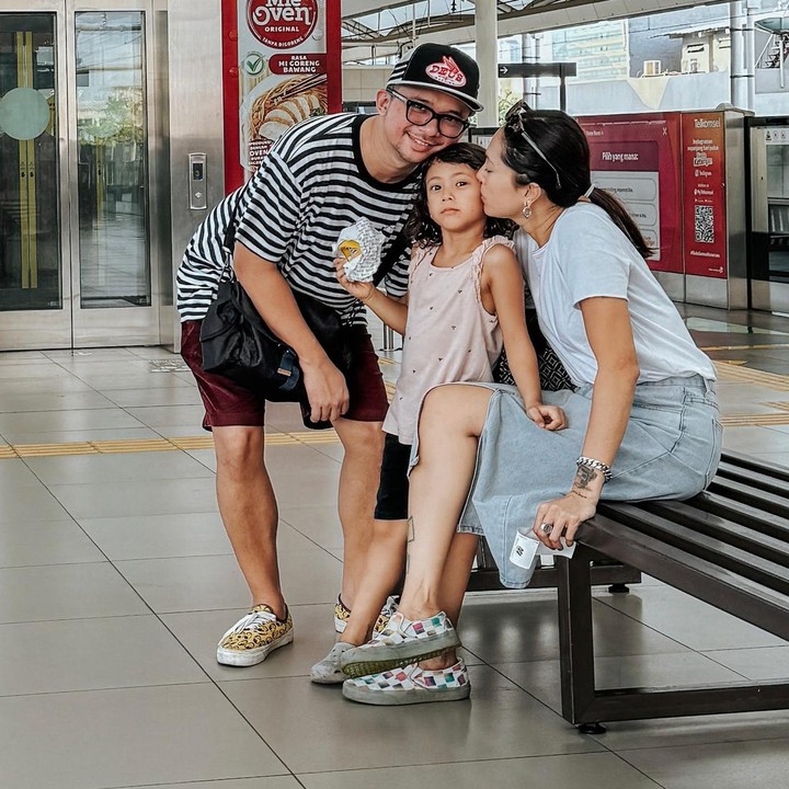 <p>Pada Maret 2018, Poppy Sovia menikah dengan Ahmad Gussaoki dan telah dikaruniai seorang anak perempuan. Putri Poppy yang bernama Lalika Airia June lahir pada Juni 2019 dan telah berusia 5 tahun. (Foto: Instagram @popsovia)</p>