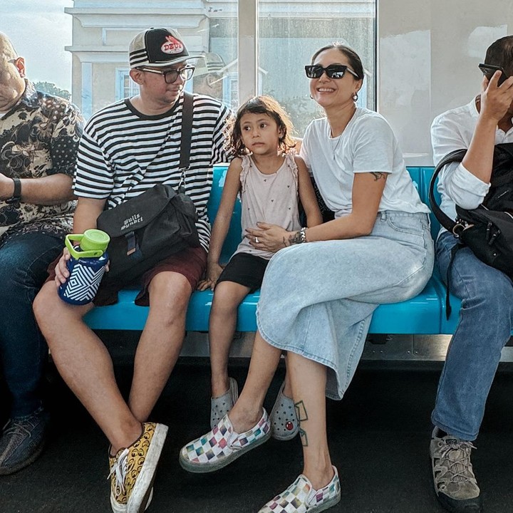 <p>Meski sibuk berkarier, Poppy dan sang suami menyempatkan diri untuk menikmati quality time bersama Si Kecil. Mereka kerap mengajak June jalan-jalan dengan menaiki transportasi umum. (Foto: Instagram @popsovia)</p>