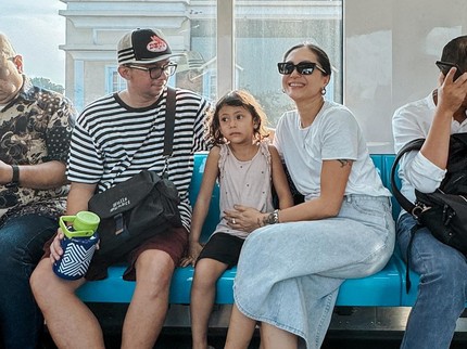 7 Potret Terbaru Poppy Sovia Tampil Lebih Anggun, Kini Sibuk Jadi Working Mom
