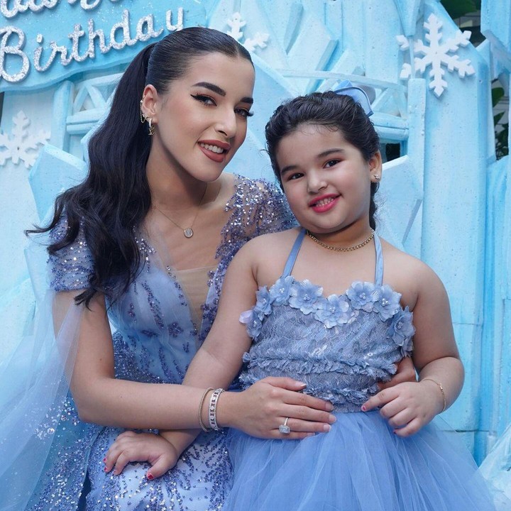 <p>Ayang terlihat cantik mengenakan gaun warna biru muda dengan aksen bunga dan tile yang cantik. Sementara itu, sang Bunda mengenakan gaun warna senada dengan payet yang berkilau. (Foto: Instagram: @tasyafarasya)</p>