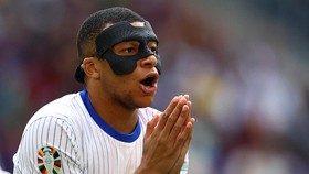 Keluhan Mbappe Pakai Topeng: Keringat Menumpuk, Pandangan Terbatas