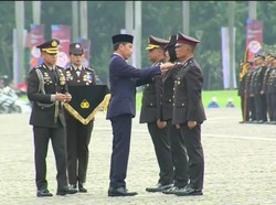 Jokowi Sematkan Penghargaan Bintang Bhayangkara Nararya ke 3 Anggota Polri