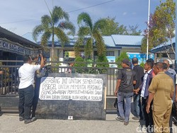 Guru SMKN 5 Kupang Segel Ruang Kepsek Gegara Gaji 3 Bulan Tak Dibayar