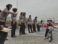 Tingkah Gemas Para Balita Ikut Push Bike Race Satlantas Polrestabes Surabaya