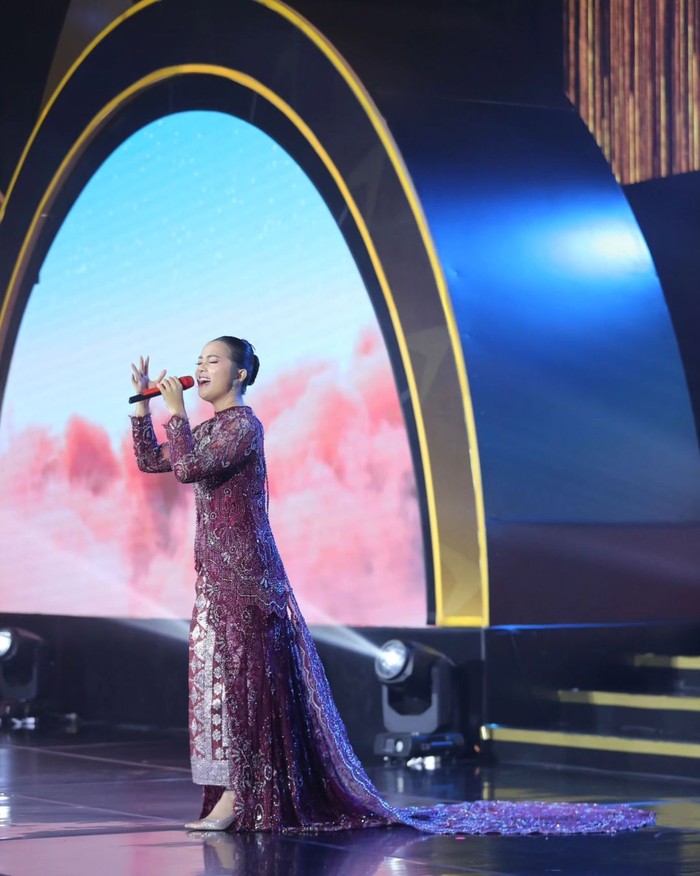 Outfit Wastra Artis di RA Kartini Award 2024, Tampil Anggun!