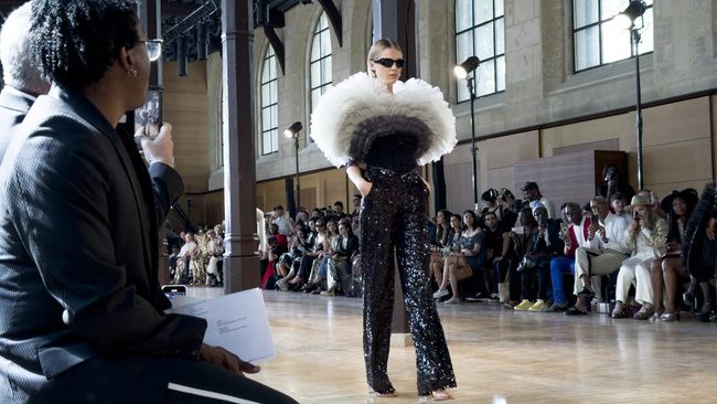 Dua desainer asal India, Rahul Mishra dan Vaishali Shadangule tampil memamerkan karyanya di panggung couture Paris, Perancis.