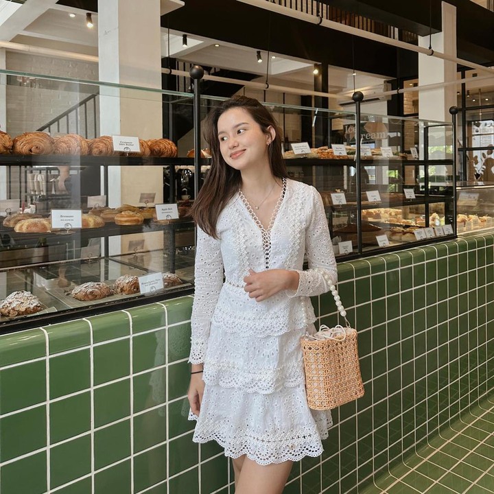 <p>Tampil lebih <em>chic,</em> Sarah Menzel mengenakan <em>mini dress</em> beraksen <em>lace</em> warna putih. Ia melengkapi OOTD dengan <em>handbag</em> berwarna cokelat muda. (Foto: Instagram @ssarah_menzel)</p>